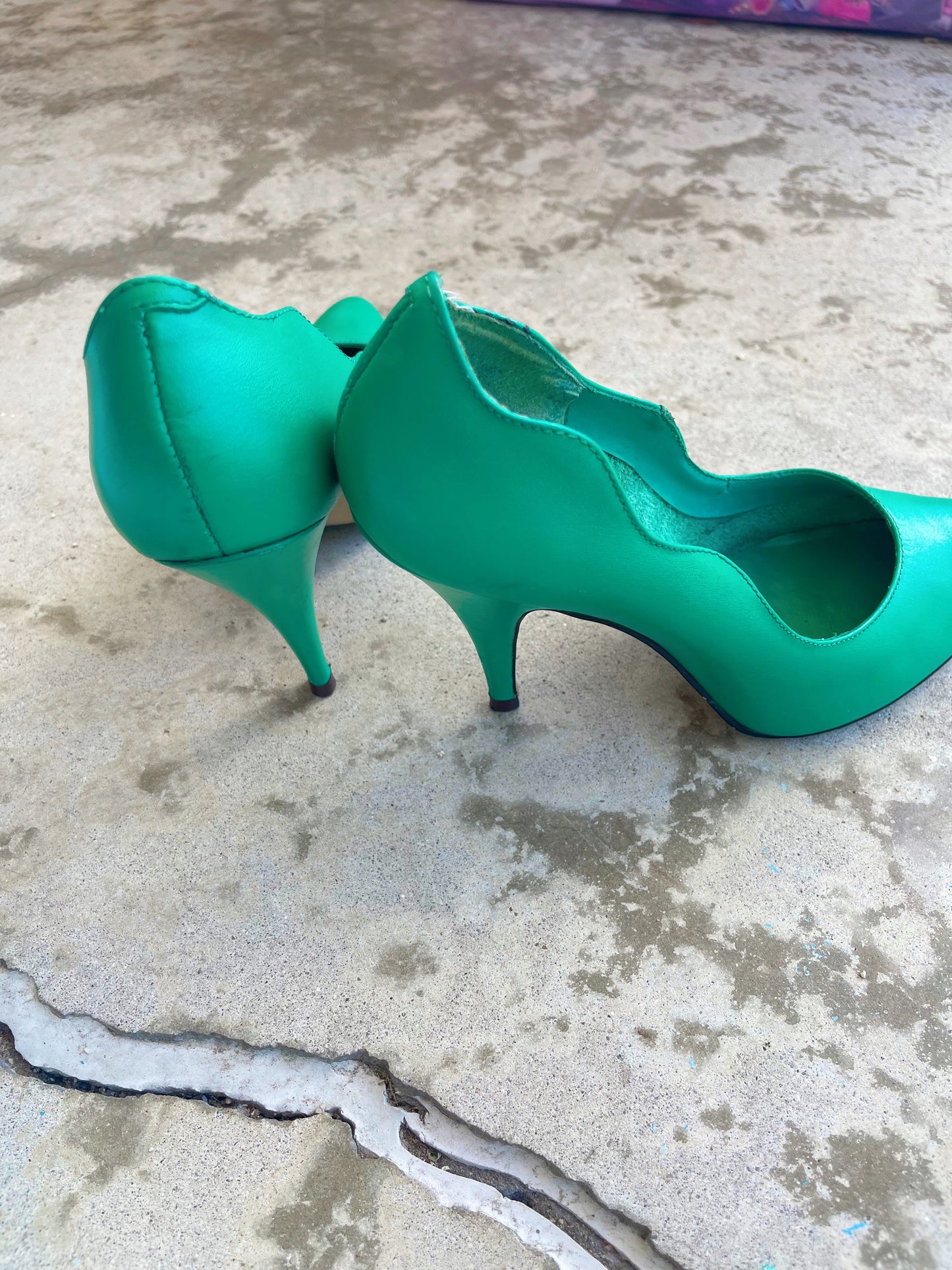 Vintage 70s / 80s Blue Green Teal Scallop Leather 4” Heels US Size 8