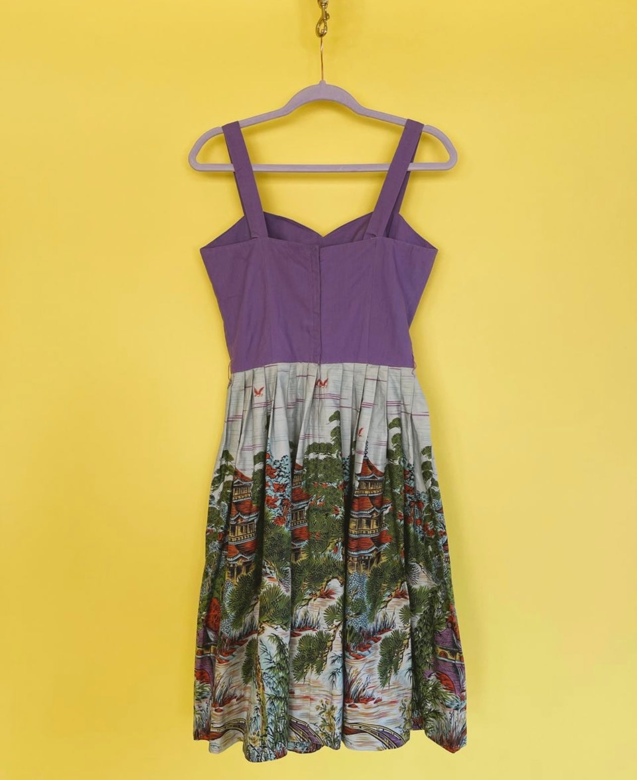 This Vintage #50s / #60s Novelty Print A-line Cotton Dress fits sizes XS-SM