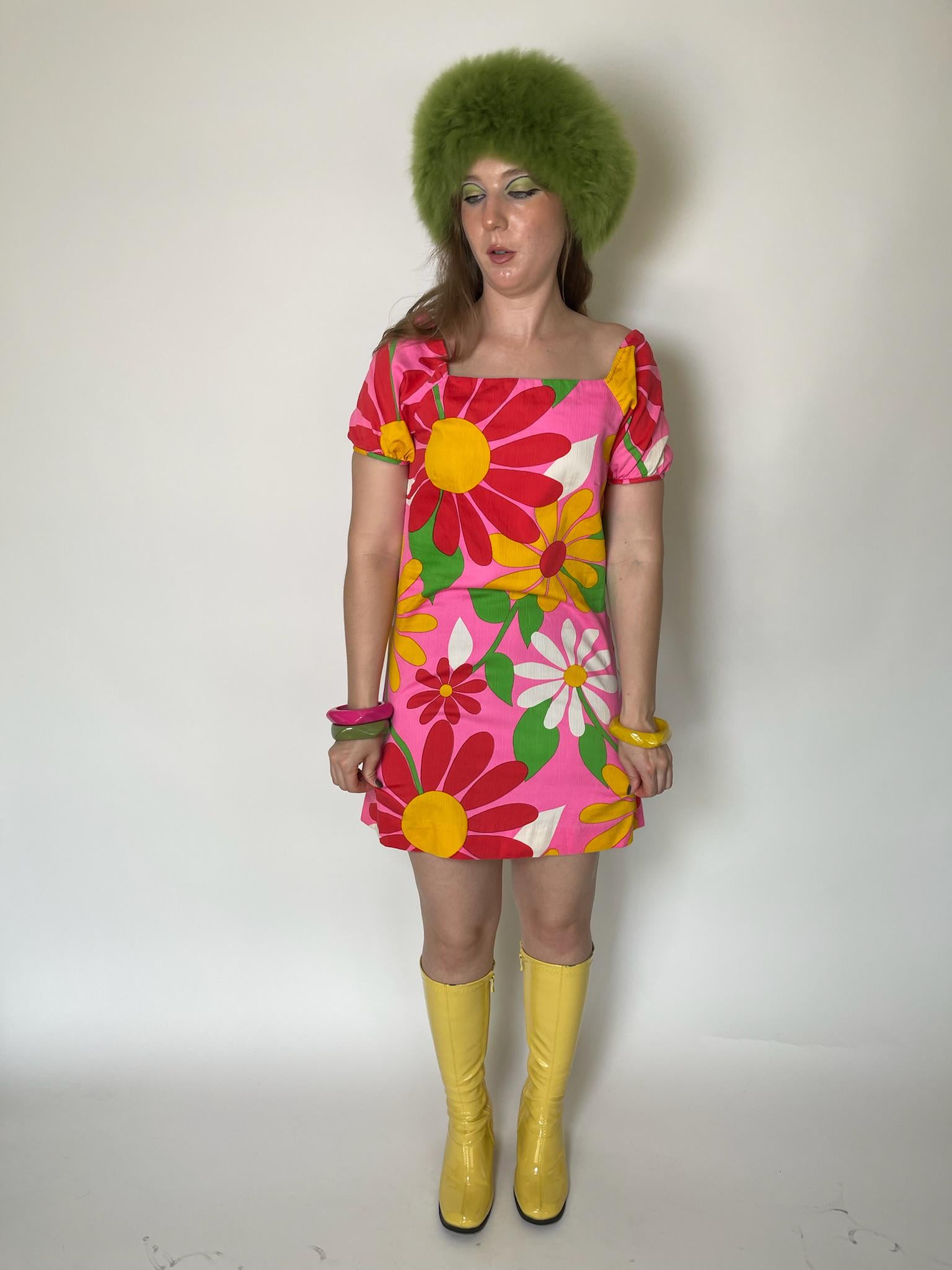 Vintage 60s "BJ's Fashions Honolulu" Daisy Flower Print Dress - Fits Size XS-S