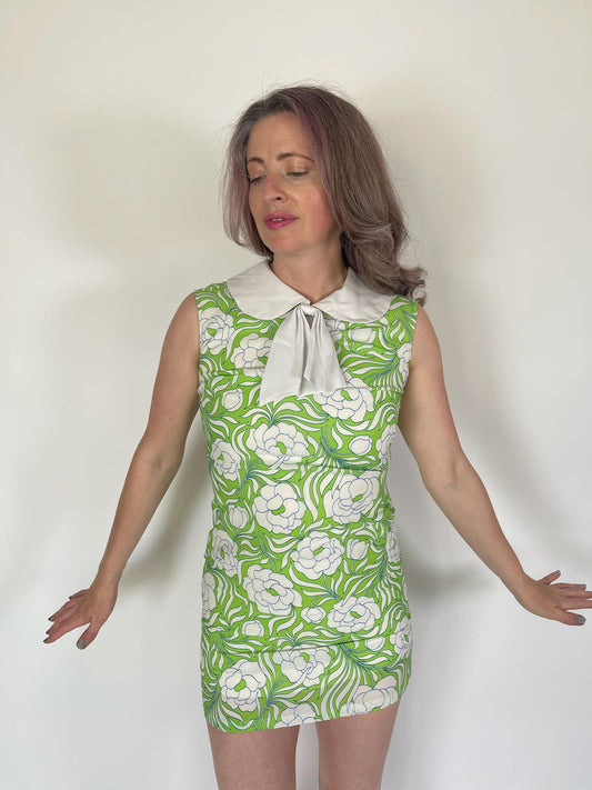 Vintage 60s green and white flower print dress with rounded collar - fits size XS, possibly S