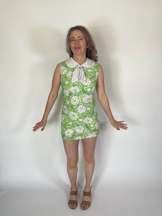 Vintage 60s green and white flower print dress with rounded collar - fits size XS, possibly S