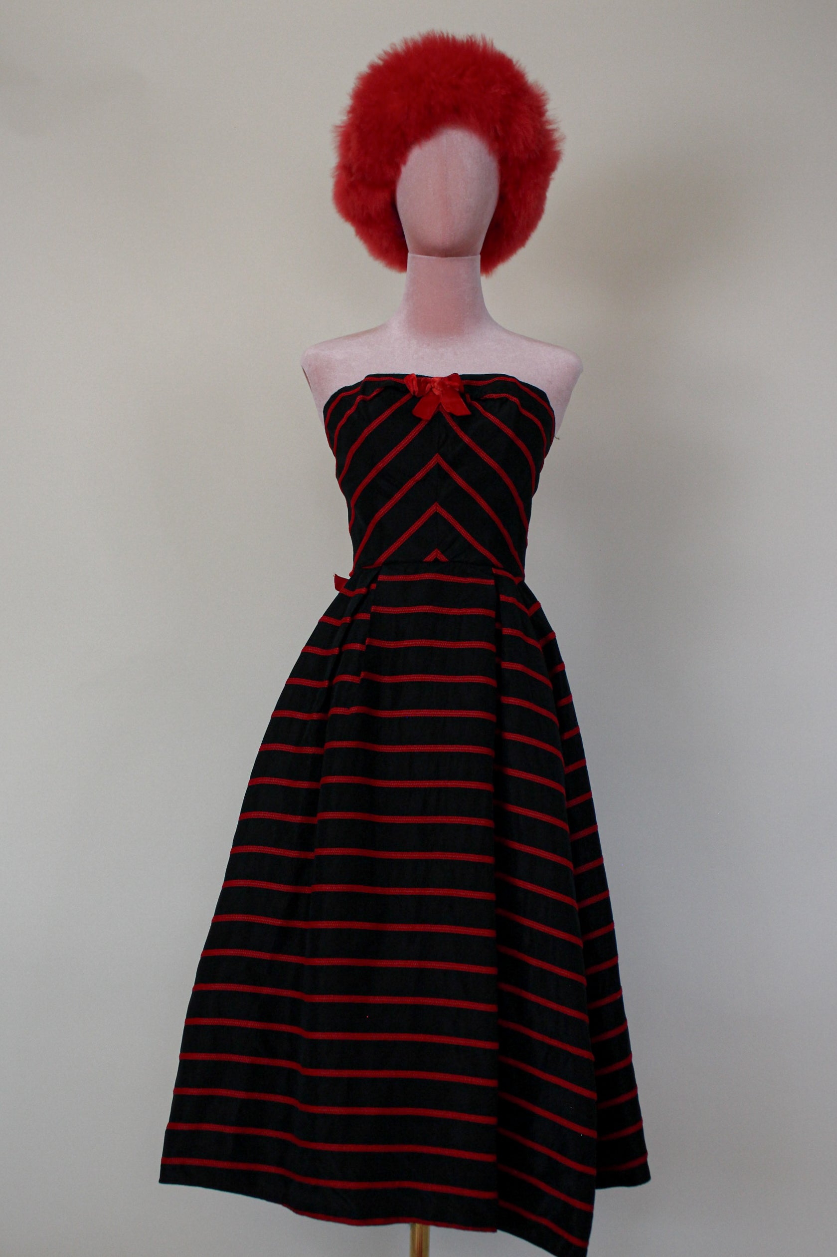 Vintage 50s / 60s Emma Domb Strapless Bow Dress Red Trim Velvet Bow Strapless Cocktail Dress Fits sizes XS-SM Vintage 50s / 60s Emma Domb Strapless Bow Dress Red Trim Velvet Bow Strapless Cocktail Dress Fits sizes XS-SM